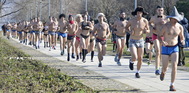 Голишавци на Дорћолу: Одржана трка у доњем вешу